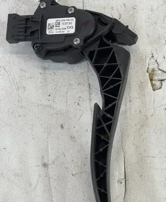 Opel Insignia A Accelerator throttle pedal 13237352