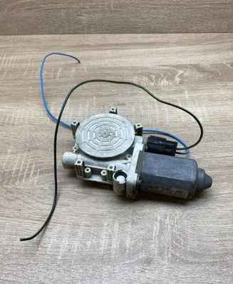 BMW 5 E39 Front door window regulator motor 8360512 113843
