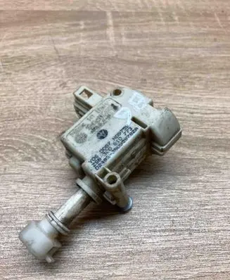 Volkswagen PASSAT B6 Central locking motor 3C0910773