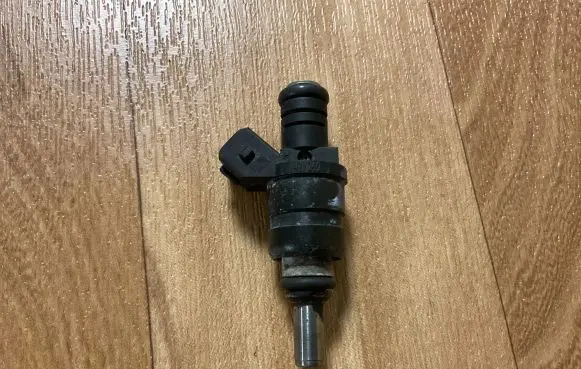BMW 5 E60 E61 Fuel injector 1427240
