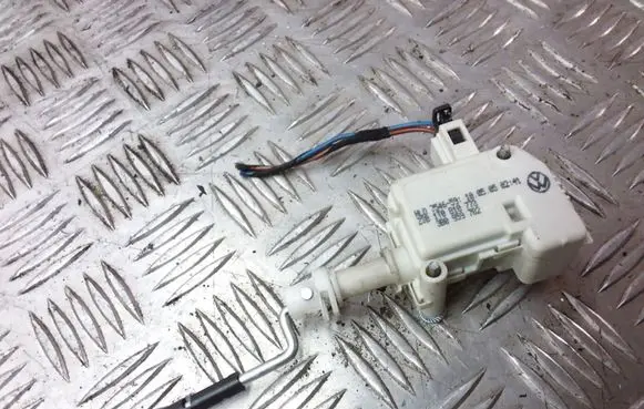 Volkswagen Touran I Fuel tank cap lock 1T0810773