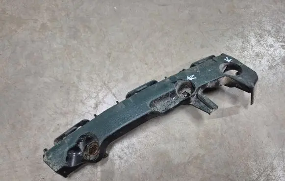 Toyota Hilux (AN10, AN20, AN30) Front bumper mounting bracket