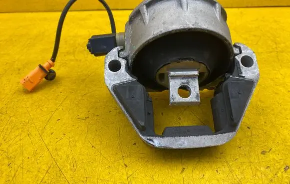Engine mount vacuum valve