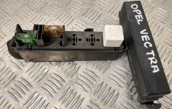 Opel Vectra C Fuse module PA6GF10GB20