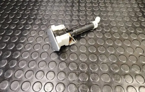 Nissan Leaf I (ZE0) Headlight washer spray nozzle 23372