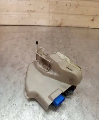 Volkswagen Golf V Front door lock PA6630FV
