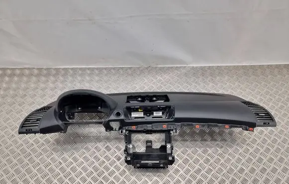 BMW 1 E81 E87 Dashboard 7059177 75064014 P010116837