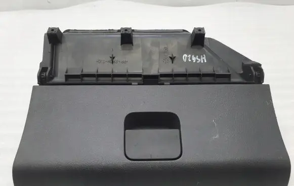 Volkswagen Polo VI Glove box