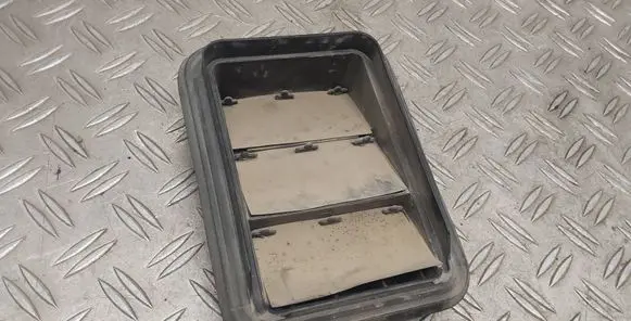Quarter panel pressure vent