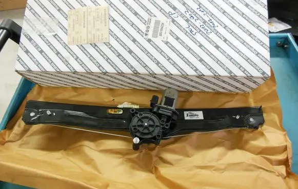 Fiat 500L Front window lifting mechanism without motor 51884234