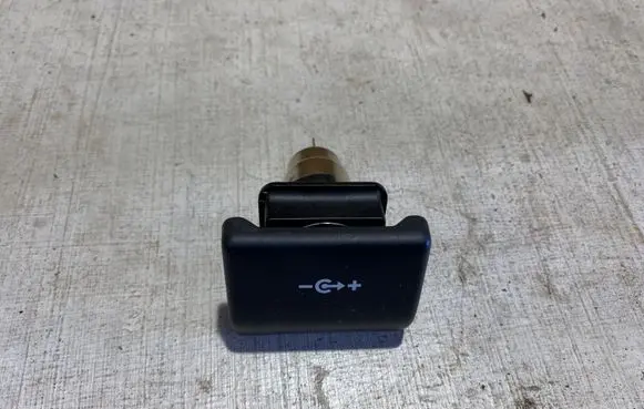 Land Rover Discovery Sport USB socket connector 1531440