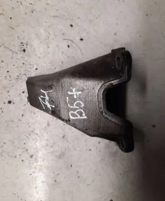 Volkswagen PASSAT B5.5 Engine mounting bracket 8D0399113AB