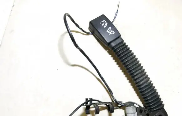 BMW 5 E60 E61 Front seatbelt buckle 7065848