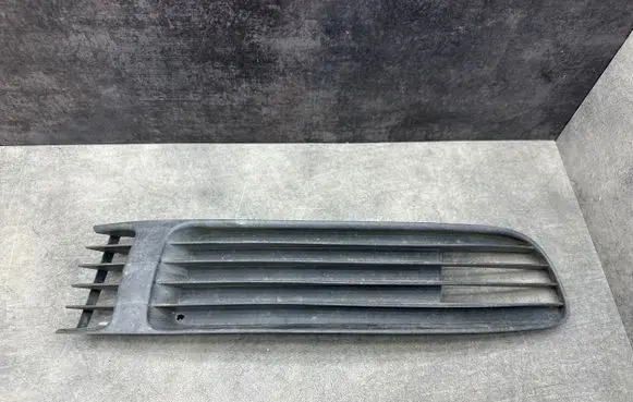 Volkswagen PASSAT B5 Front bumper lower grill 3B0853678