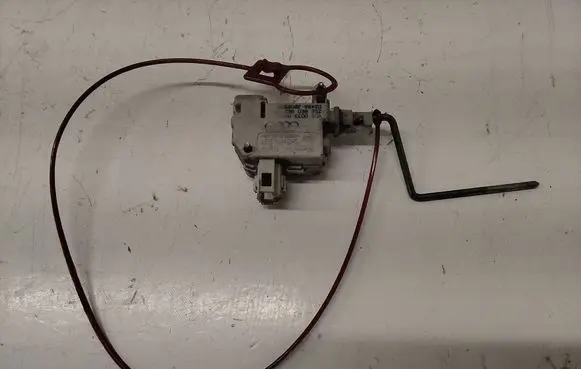 Audi A4 S4 B7 8E 8H Fuel tank cap lock 8E0862153