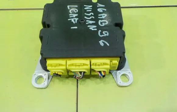 Nissan Leaf I (ZE0) Steering wheel airbag 