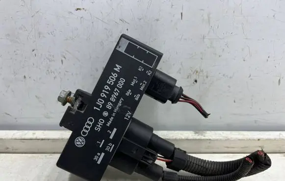 Audi A3 S3 8L Coolant fan relay 1j0919506m