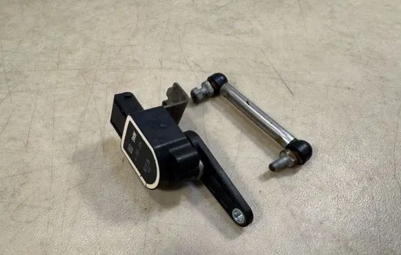 BMW X5 E70 Air suspension front height level sensor 37146853753