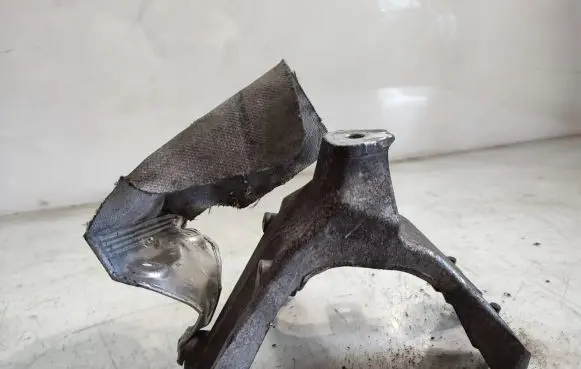 Volkswagen PASSAT B7 Engine mounting bracket