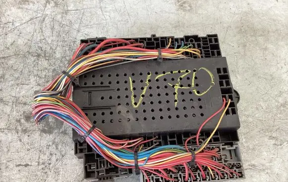 Volvo V70 Fuse box set 08679899 02W411 08696098