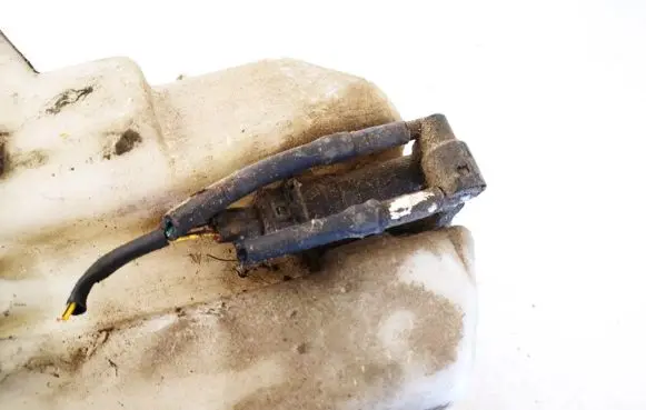 Ford Mondeo Mk III Windscreen/windshield washer pump