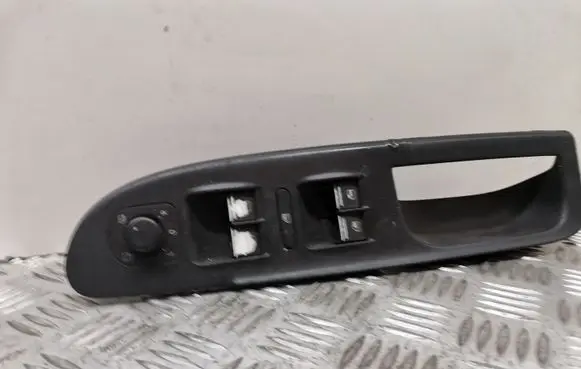 Volkswagen PASSAT B6 Electric window control switch 3C1867171