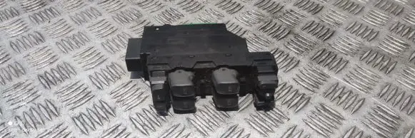 Volvo XC70 Electric window control switch 8682949