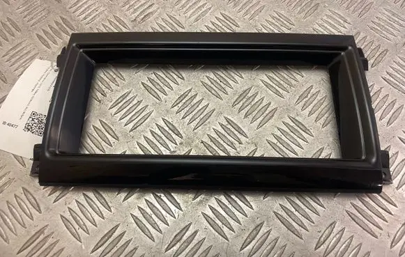 Land Rover Discovery 5 Radio/GPS head unit trim HY32047A04A