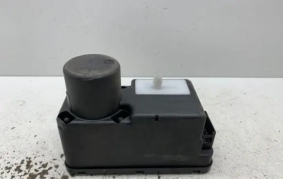 Volkswagen PASSAT B4 Central locking vacuum pump 1H0962257G
