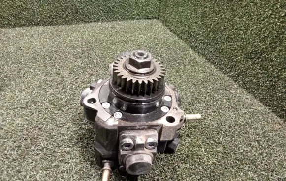 Opel Vivaro Fuel injection high pressure pump 167005114R 0445010406 9754257