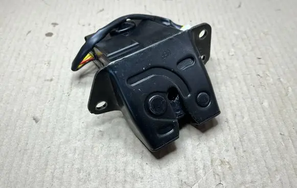 KIA Rio Tailgate lock latch 812301W210