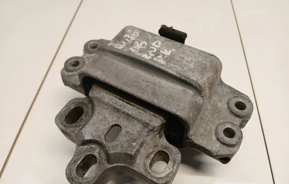 Volkswagen PASSAT B6 Engine mount bracket 3C0199555