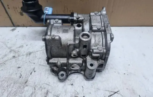 Volkswagen PASSAT B8 Oil pump 04L145208K