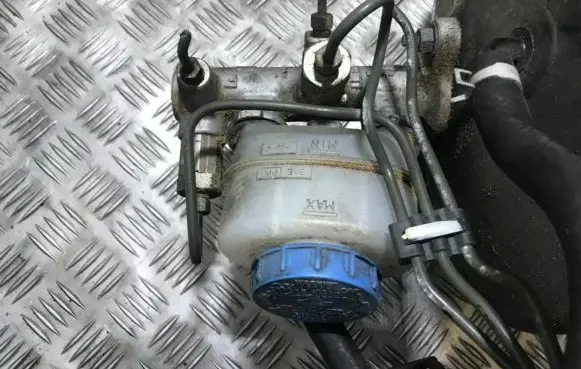 Nissan Almera N16 Master brake cylinder