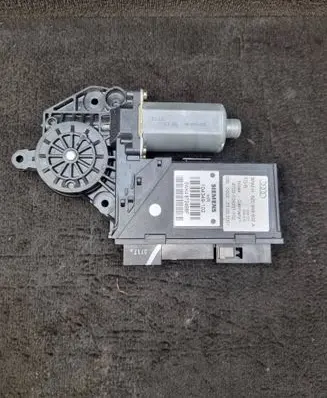 Audi A2 Rear door window regulator motor 8Z0959802A