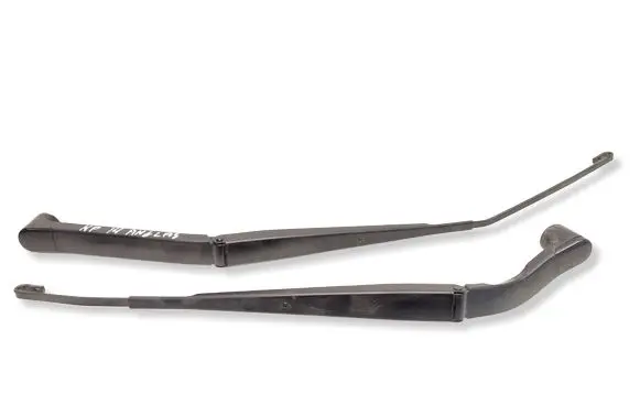 Nissan Leaf II (ZE1) Front wiper blade arm L520B3 L913B3