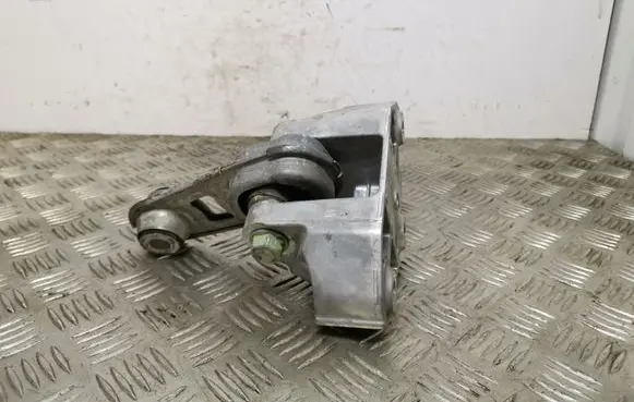 Nissan X-Trail T32 Engine mount bracket