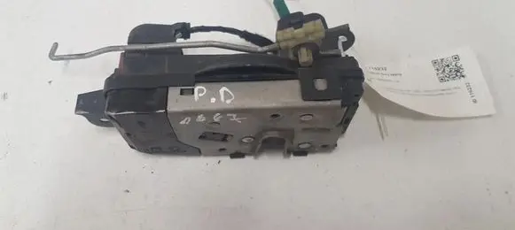 Opel Zafira B Front door lock 13210749