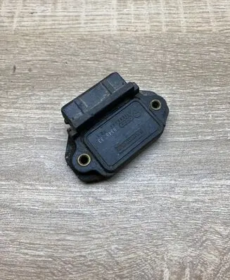 Audi 80 90 S2 B4 Ignition amplifier control unit 211905351