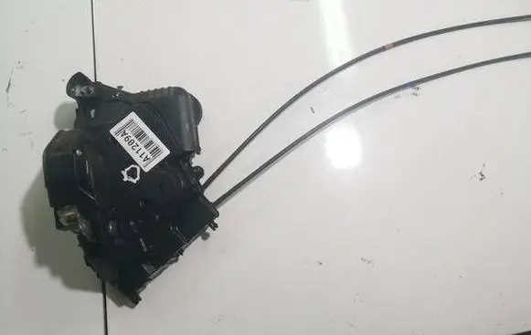 Toyota Yaris Front door lock 