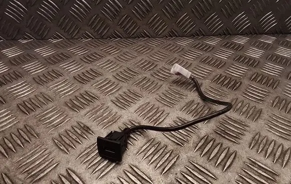 Mercedes-Benz E W212 USB socket connector A1728200515