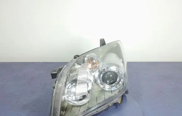 Toyota Avensis Verso Headlight/headlamp 20-B738