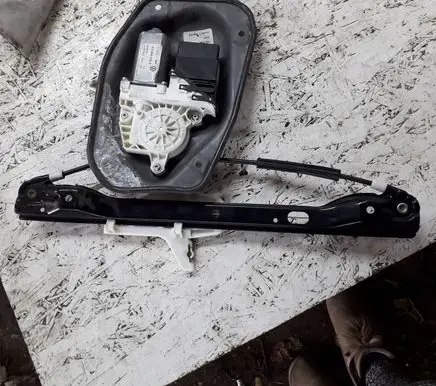 Volkswagen Jetta V Rear door window regulator with motor 1K5839403W