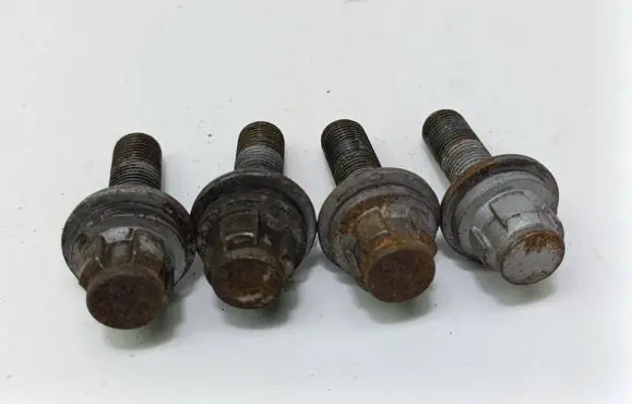 Peugeot 2008 I Anti-theft wheel nuts and lock 