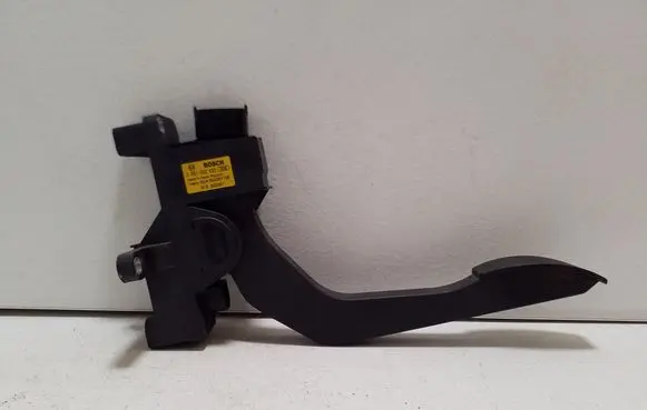 Accelerator throttle pedal