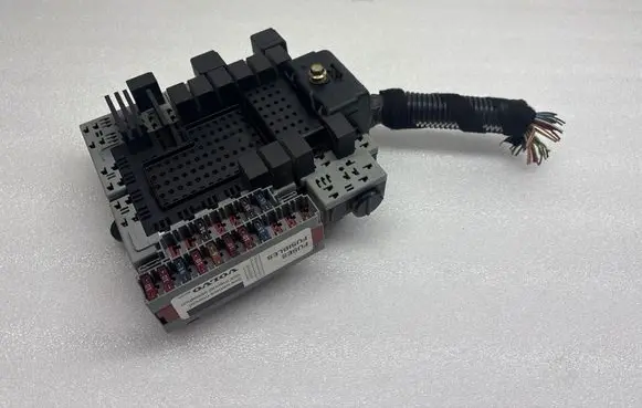Volvo S60 Fuse module 08696098