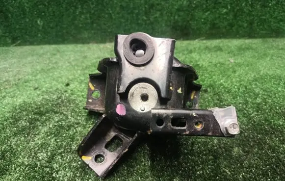 Suzuki SX4 S-Cross Engine mount bracket