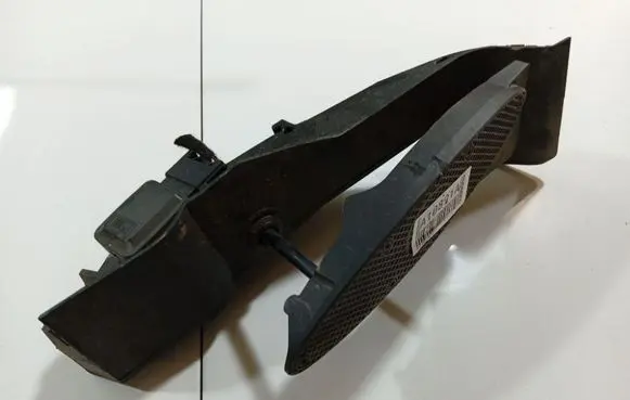 Accelerator throttle pedal