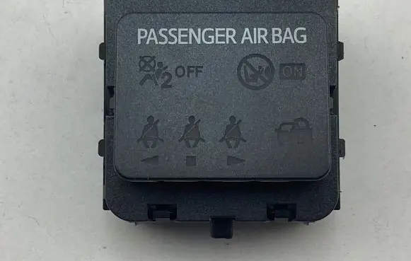 Passenger airbag on/off switch
