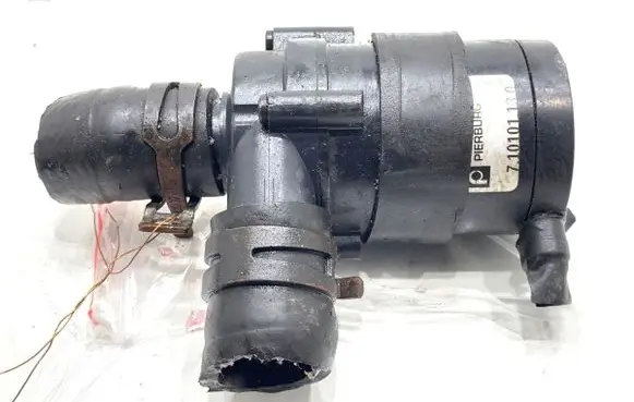 BMW 5 F10 F11 Oil filter mounting bracket 9017982A